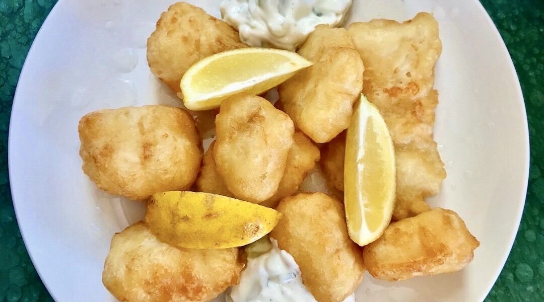 Świeża ryba krojona w nieduże kawałki, a następnie panierowana w cieście z dodatkiem piwa i smażona krótko w głębokim tłuszczu, by stała się chrupiąca.