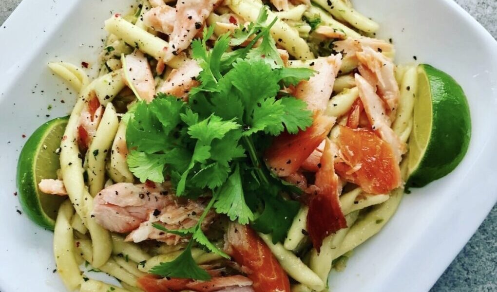 Przepyszny szybki w przygotowaniu makaron przyrządzony z łososiem wędzonym z dodatkiem fenkuła i świeżej kolendry.