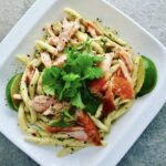 Przepyszny szybki w przygotowaniu makaron przyrządzony z łososiem wędzonym z dodatkiem fenkuła i świeżej kolendry.