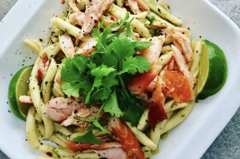Przepyszny szybki w przygotowaniu makaron przyrządzony z łososiem wędzonym z dodatkiem fenkuła i świeżej kolendry.
