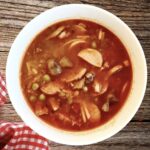 Zupa jarzynowa przygotowana z krojonych warzyw z kiełbasą i makaronem doprawiona słodką mieloną papryką.