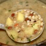 Zimowa zupa fasolowa przygotowana jest na domowym bulionie jarzynowym. Wsadem do zupy jest zaś mieszanka trzech rodzajów suszonej fasoli i ciecierzycy.