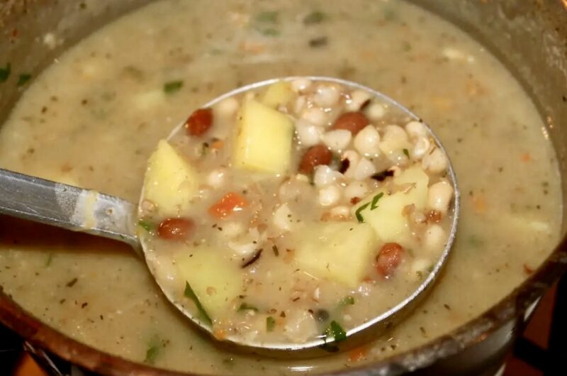 Zimowa zupa fasolowa przygotowana jest na domowym bulionie jarzynowym. Wsadem do zupy jest zaś mieszanka trzech rodzajów suszonej fasoli i ciecierzycy.