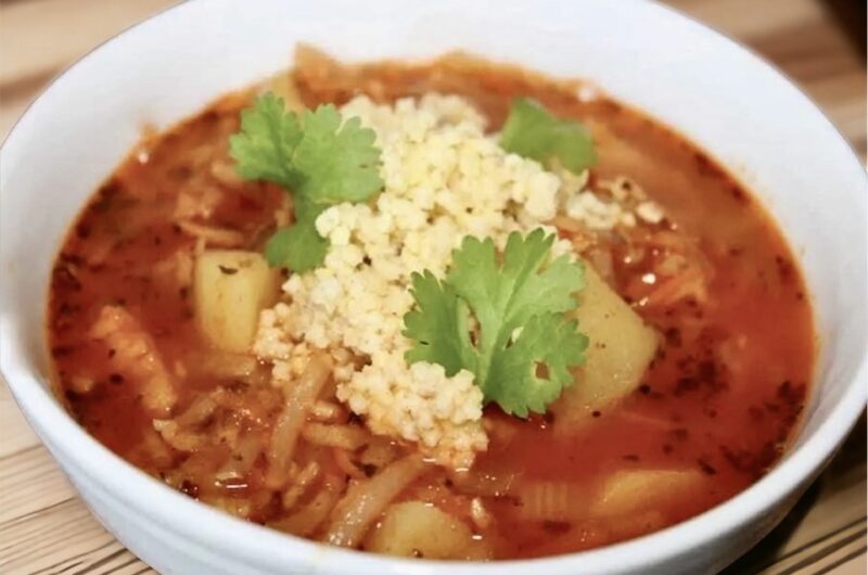 Zimowa zupa jarzynowa przygotowana z dodatkiem startych i przesmażonych warzyw korzeniowych oraz kaszy jaglanej.