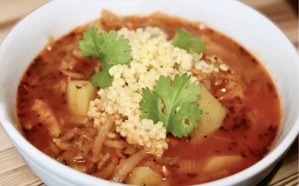 Zimowa zupa jarzynowa przygotowana z dodatkiem startych i przesmażonych warzyw korzeniowych oraz kaszy jaglanej.