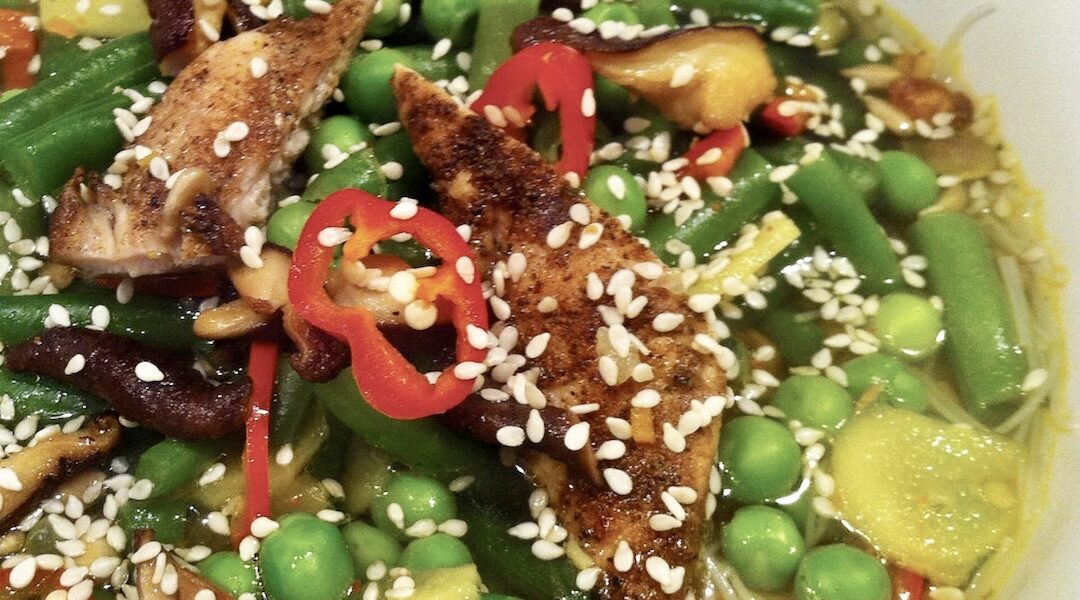 Prosta azjatycka zupa z kurczakiem na bazie wywaru drobiowego z dodatkiem imbiru, fasolki, groszku i dymki podana z kurczakiem w pięciu smakach.