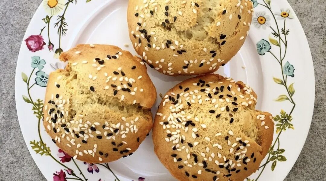 Klasyczne babeczki sezamowe z naturalną tahiną oraz świeżo wyciśniętym sokiem z pomarańczy.