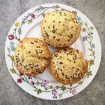 Klasyczne babeczki sezamowe z naturalną tahiną oraz świeżo wyciśniętym sokiem z pomarańczy.