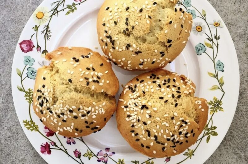 Klasyczne babeczki sezamowe z naturalną tahiną oraz świeżo wyciśniętym sokiem z pomarańczy.