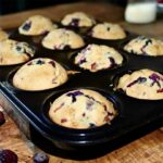 Klasyczne babeczki na słodko z delikatnymi owocami leśnymi.