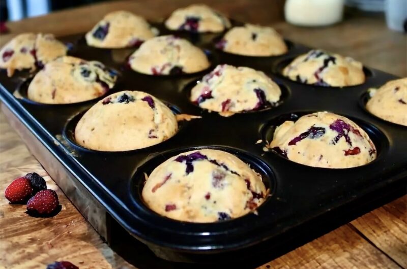 Klasyczne babeczki na słodko z delikatnymi owocami leśnymi.