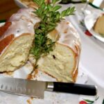 Klasyczna babka drożdżowa z rodzynkami i lukrem.