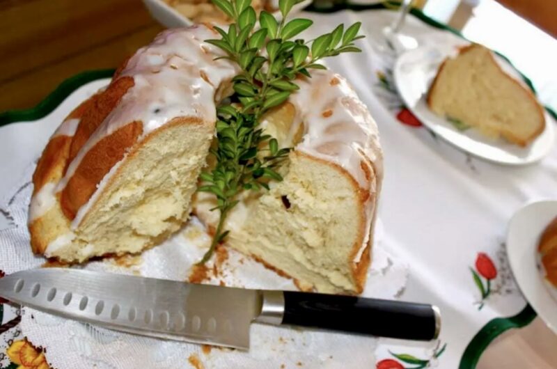 Klasyczna babka drożdżowa z rodzynkami i lukrem.