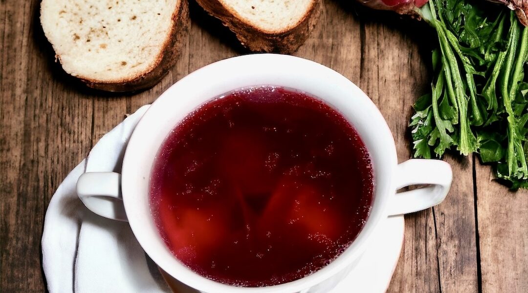 Barszcz czerwony przygotowany na wędzonce z dodatkiem suszonych buraków, czosnku oraz domowego zakwasu z buraków.