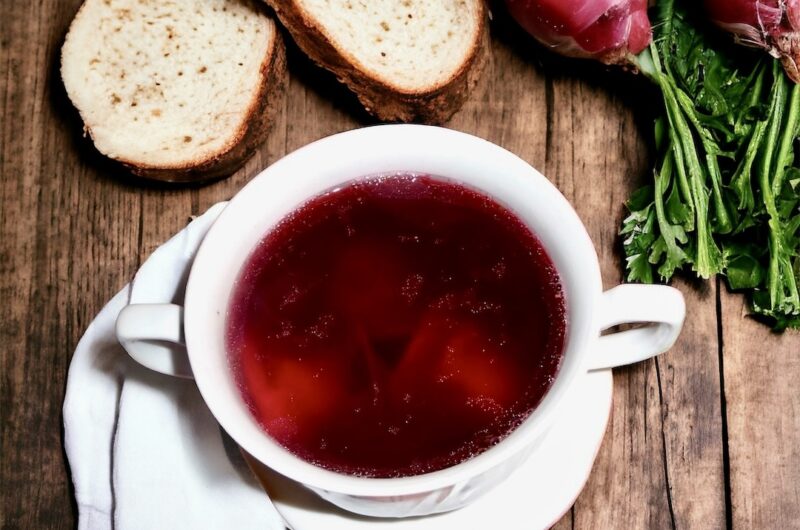 Barszcz czerwony przygotowany na wędzonce z dodatkiem suszonych buraków, czosnku oraz domowego zakwasu z buraków.