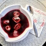 Barszcz czerwony na Wigilię przygotowany z połączenia wywaru jarzynowego i wywaru z gotowanych buraków z domowym zakwasem z buraków czerwonych.