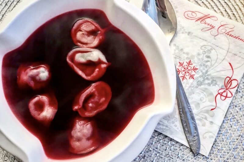 Barszcz czerwony na Wigilię przygotowany z połączenia wywaru jarzynowego i wywaru z gotowanych buraków z domowym zakwasem z buraków czerwonych.