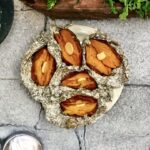 Bataty skropione oliwą, posypane solą morską, zawinięte w folię aluminiową i pieczone do miękkości.