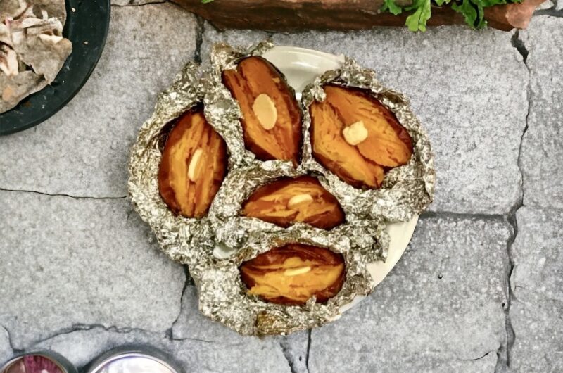 Bataty skropione oliwą, posypane solą morską, zawinięte w folię aluminiową i pieczone do miękkości.