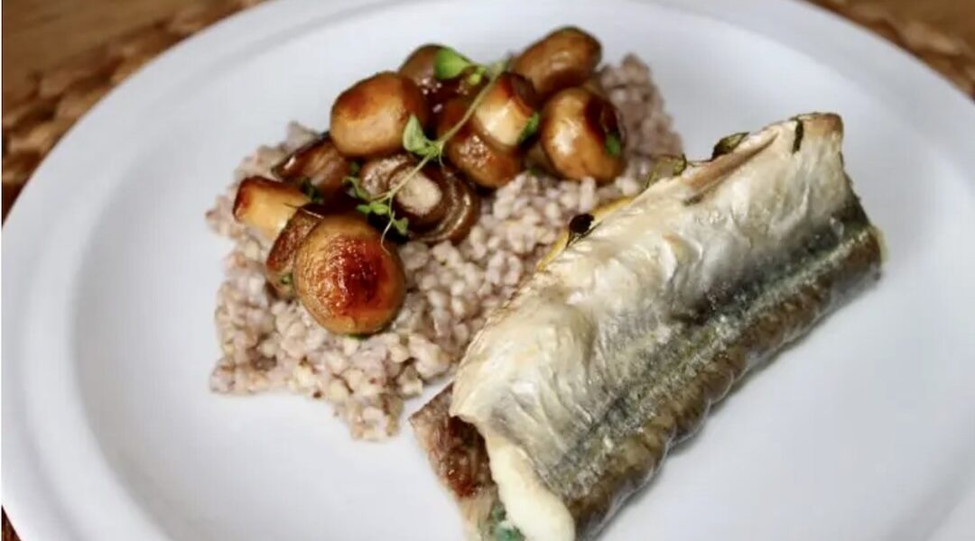 Belona pokrojona na duże kawałki i pieczona wraz z przyprawami i cytryną, a następnie podana z kaszą gryczaną i pieczarkami.