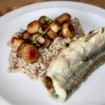 Belona pokrojona na duże kawałki i pieczona wraz z przyprawami i cytryną, a następnie podana z kaszą gryczaną i pieczarkami.