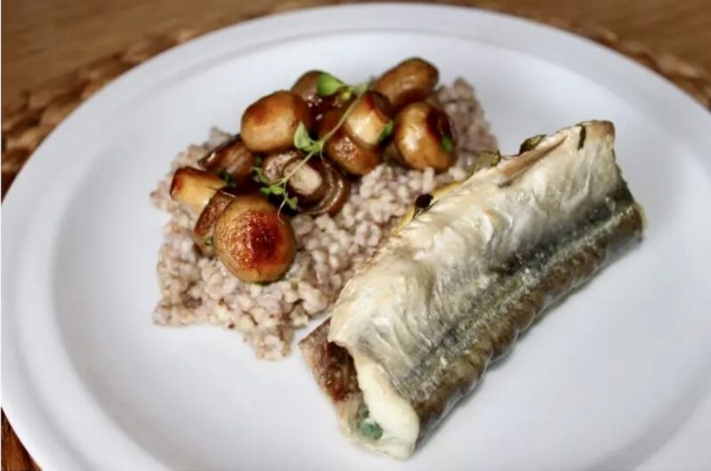 Belona pokrojona na duże kawałki i pieczona wraz z przyprawami i cytryną, a następnie podana z kaszą gryczaną i pieczarkami.