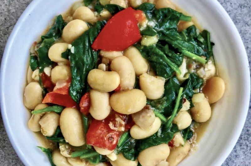 Gotowana biała fasolka wymieszana z przesmażonym boczkiem oraz świeżą papryką, ziemniakami i szpinakiem.