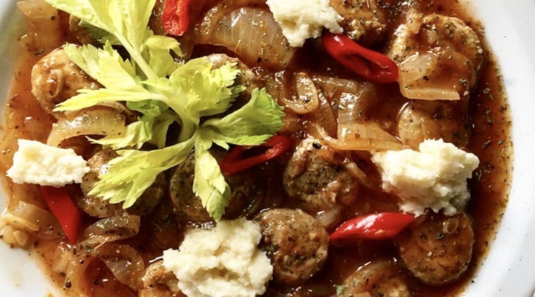 Biała kiełbasa smażona, a następnie marynowana w zalewie z cebulą, ziołami i pomidorami.