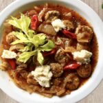 Biała kiełbasa smażona, a następnie marynowana w zalewie z cebulą, ziołami i pomidorami.