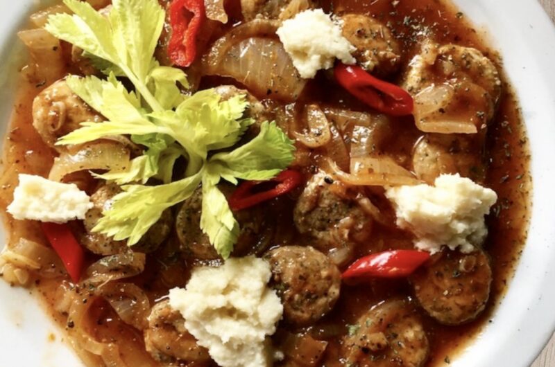 Biała kiełbasa smażona, a następnie marynowana w zalewie z cebulą, ziołami i pomidorami.