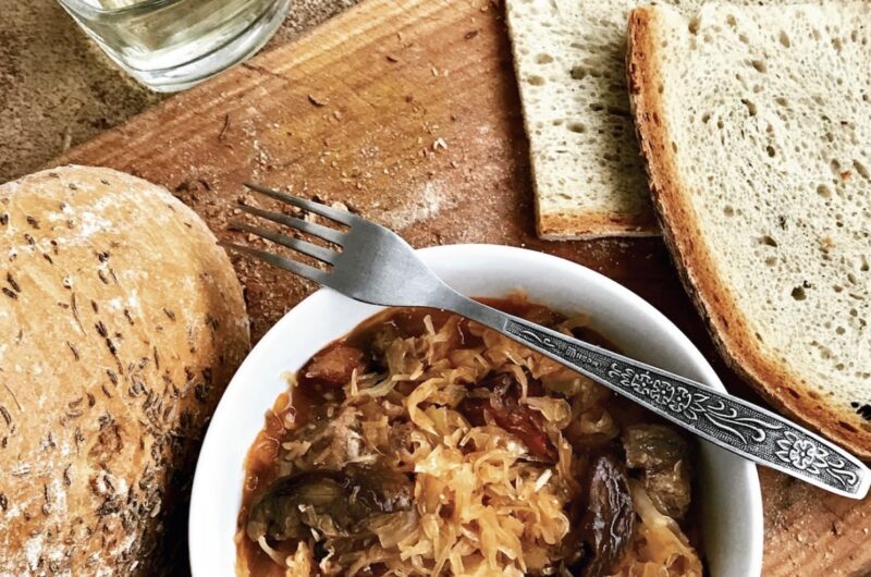 Tradycyjny bigos myśliwski z dziczyzną przygotowany z kapusty kiszonej z dodatkiem kilku rodzajów mięs, suszonych śliwek, grzybów i polskiej żubrówki dla smaku.