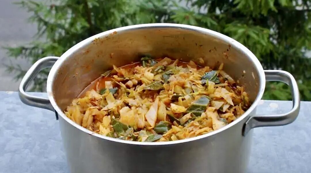 Lekki bigos z białej kapusty z dodatkiem boczku, mielonego mięsa oraz słodkiej mielonej papryki.