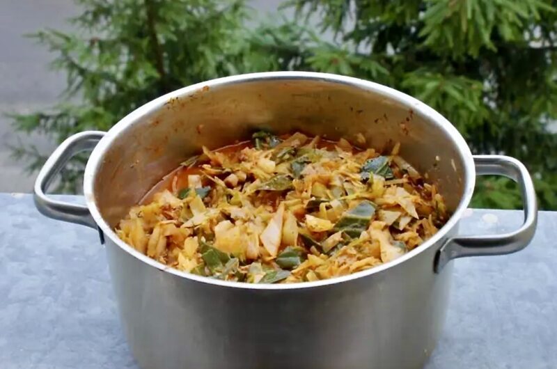 Lekki bigos z białej kapusty z dodatkiem boczku, mielonego mięsa oraz słodkiej mielonej papryki.