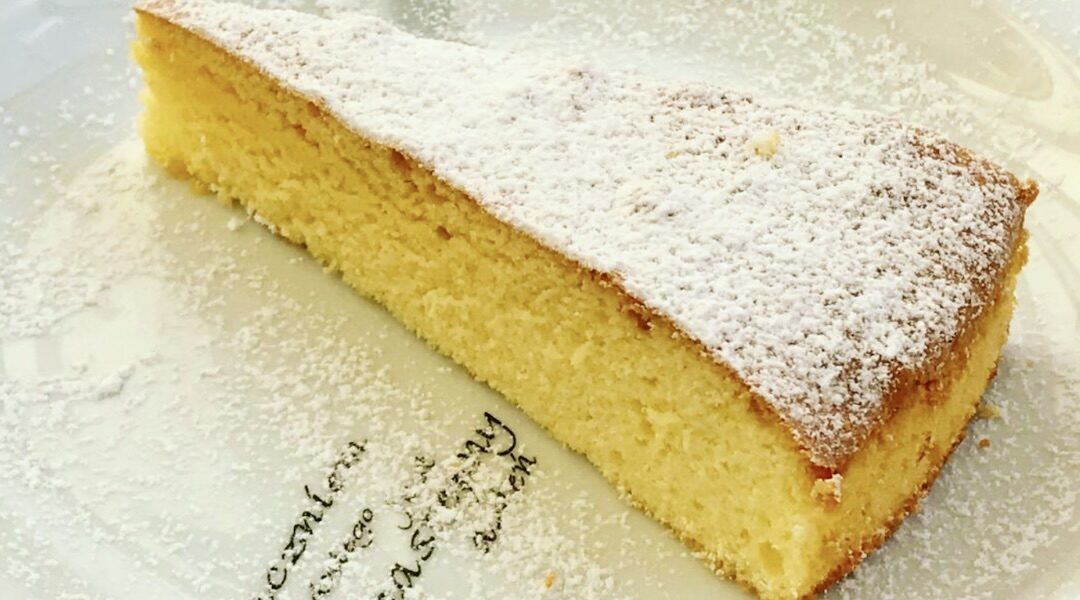 Prosty biszkopt włoski przygotowany z 12 jaj z dodatkiem wyraźnej nuty cytryny.