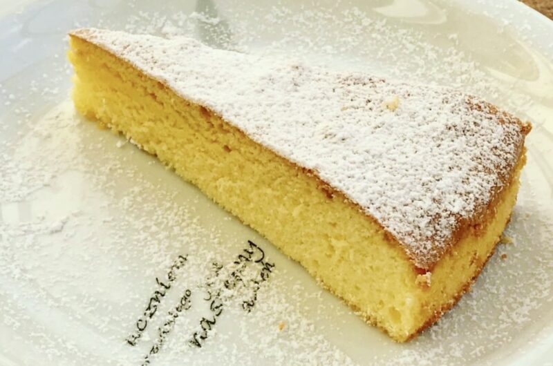 Prosty biszkopt włoski przygotowany z 12 jaj z dodatkiem wyraźnej nuty cytryny.