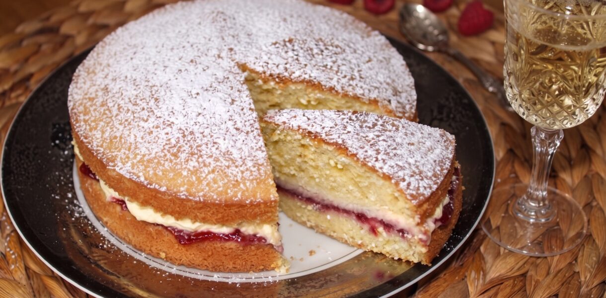 Włoski biszkopt przekładany w połowie masą z mascarpone i dżemu malinowego.