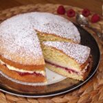 Włoski biszkopt przekładany w połowie masą z mascarpone i dżemu malinowego.