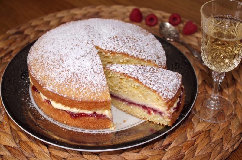 Włoski biszkopt przekładany w połowie masą z mascarpone i dżemu malinowego.