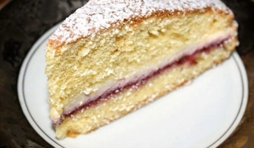 Włoski biszkopt przekładany w połowie masą z mascarpone i dżemu malinowego.