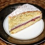 Włoski biszkopt przekładany w połowie masą z mascarpone i dżemu malinowego.