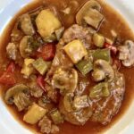 Bitki cielęce to plastry cielęciny krótko smażone, a następnie duszone z cebulą, pieczarkami, papryką i ogórkami kiszonymi.