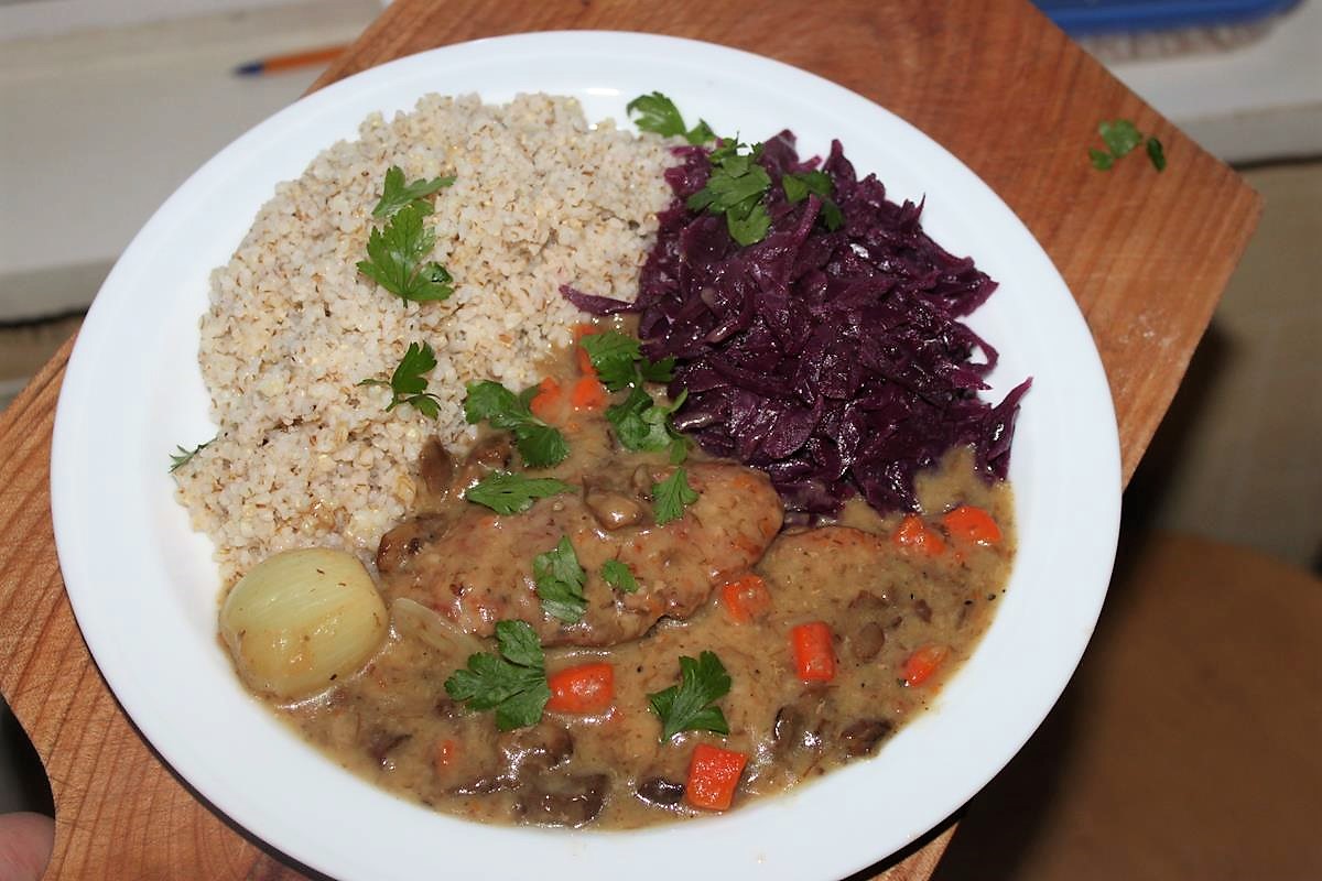 Super pyszne i delikatne bitki cielęce duszone w aromatycznym sosie grzybowym z cebulkami perłowymi.