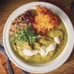 Bitki, czyli kotleciki cielęce smażone, a następnie duszone i podane w wyjątkowym sosie pietruszkowym z dodatkiem marchewki, natki pietruszki i kwaśnej śmietany.