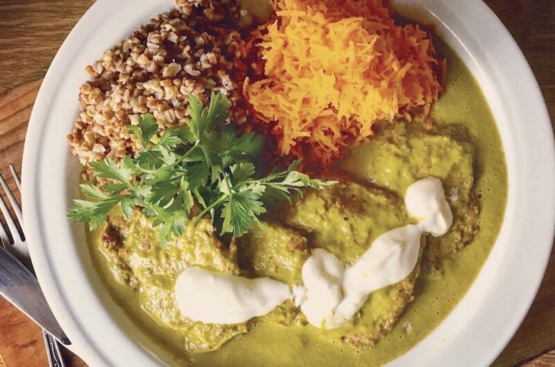 Bitki, czyli kotleciki cielęce smażone, a następnie duszone i podane w wyjątkowym sosie pietruszkowym z dodatkiem marchewki, natki pietruszki i kwaśnej śmietany.