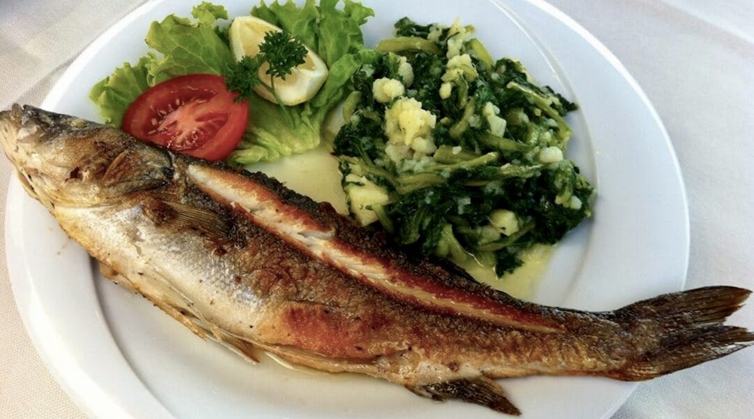 Blitva z ziemniakami to dodatek do obiadu chorwackiego, który przygotowuje się z buraków liściastych ugotowanych i ugniecionych razem z ziemniakami. Całość łączy się z czosnkiem przesmażonym oliwą.