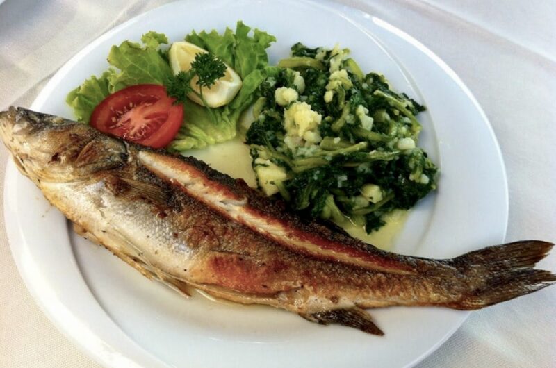 Blitva z ziemniakami to dodatek do obiadu chorwackiego, który przygotowuje się z buraków liściastych ugotowanych i ugniecionych razem z ziemniakami. Całość łączy się z czosnkiem przesmażonym oliwą.