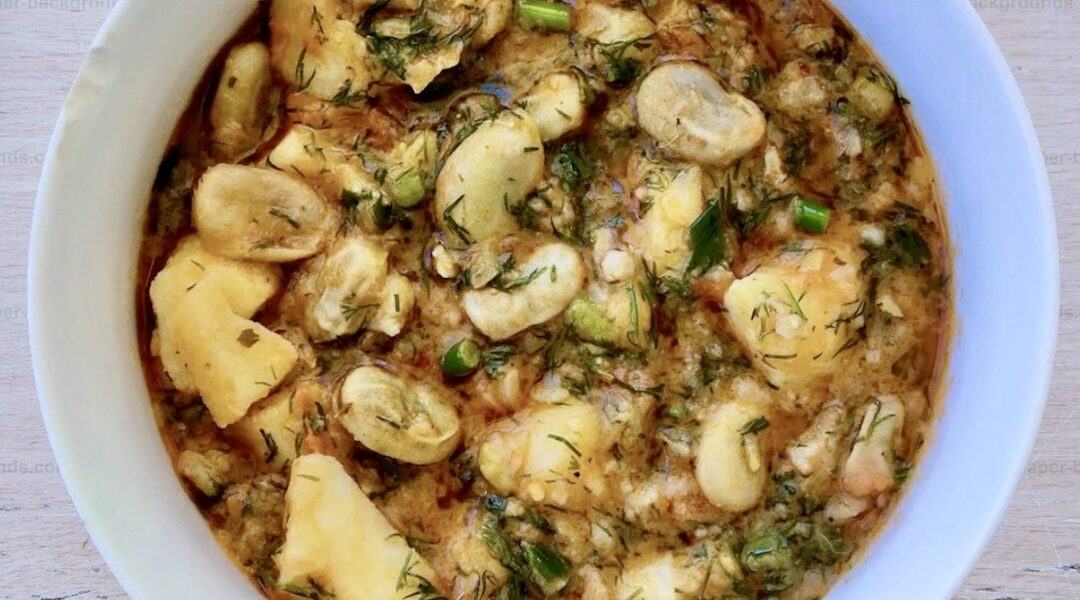 Bób najpierw smażony z ziemniakami i cebulą, a następnie duszony z dodatkiem pomidorów.