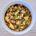 Bób najpierw smażony z ziemniakami i cebulą, a następnie duszony z dodatkiem pomidorów.