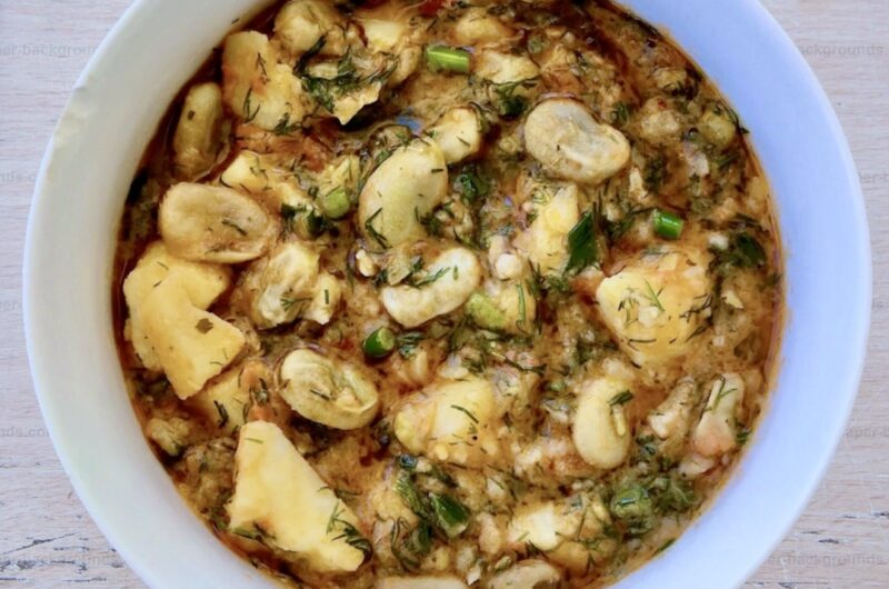 Bób najpierw smażony z ziemniakami i cebulą, a następnie duszony z dodatkiem pomidorów.