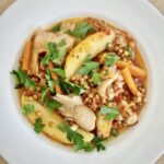 Boczniaki duszone z warzywami, czyli świeże grzyby duszone z marchewką, dymką i ziemniakami podane w sosie z pomidorami i soczewicą.